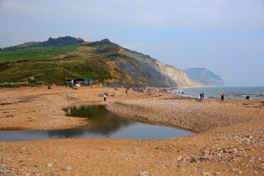 Çakıl taşları ve shingle ve sahil şeridi ile Charmouth plaj Dorset İngiltere İngiltere