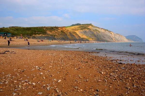 Charmouth pláž Velká Británie Anglie s oblázky a šindele a pobřeží — Stock fotografie