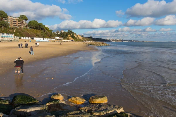 Люди на Branksome пляж Poole Dorset Англії Великобританії насолоджуючись сонцем — стокове фото