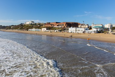 Güneşli havalarda ziyaretçiler ve sörfçü kış güneş ışığı zevk Dorset kıyısında Bournemouth için getirdim