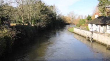River Avon Christchurch Dorset İngiltere İngiltere Bournemouth ve yeni orman kameraya doğru akan su ve köprü