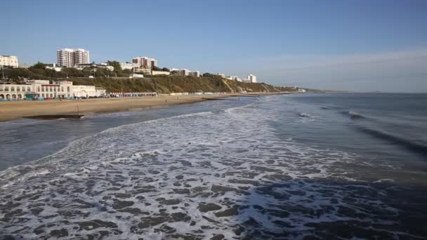 Vågor på engelska kusten Bournemouth beach Dorset England Storbritannien nära Poole känd för vackra sandstränder — Stockvideo