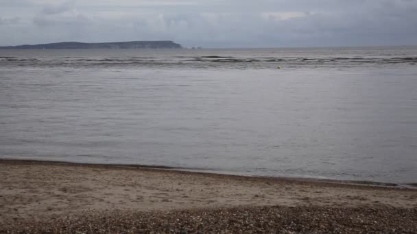 Mudeford strand in de buurt van Christchurch Dorset Engeland Uk met uitzicht op de naalden Isle of Wight — Stockvideo