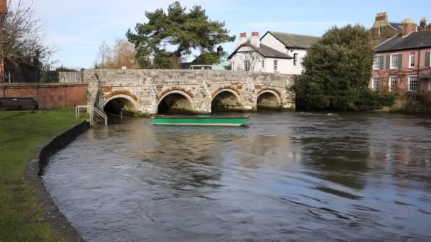 Річка Avon Крайстчерч Dorset Англії Великобританії з міст і води, що протікає по відношенню до камери, недалеко від міста Борнмут і Нью-Форест — стокове відео