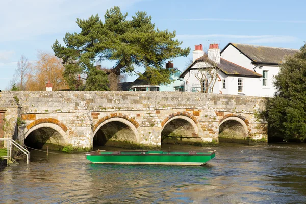 Christchurch Dorset, Anglie Uk s mostem přes řeku Avon — Stock fotografie