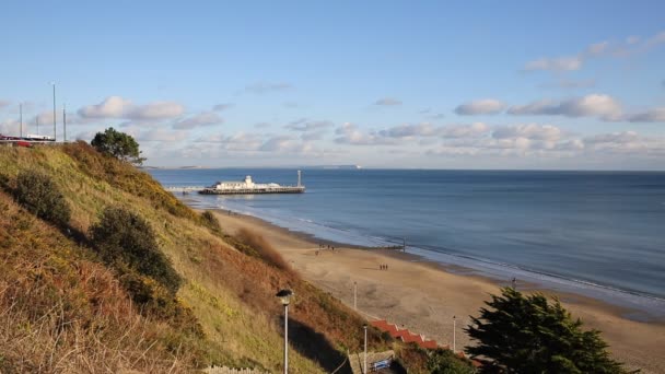 Южное побережье Великобритании Борнмут пляж Pier Dorset Англия Великобритания недалеко от Пул известен красивыми песчаными пляжами — стоковое видео