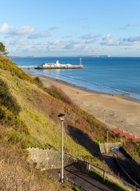 Güzel İngiltere'de plaj Bournemouth İngiltere Poole güzel kumsallara için bilinen yakın mavi gökyüzü ile