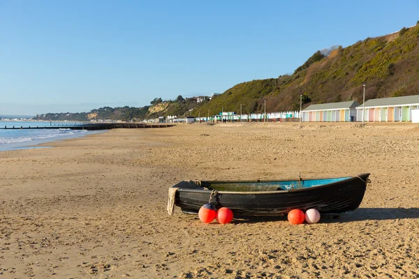 Boot op strand van Bournemouth Dorset Engeland Verenigd Koninkrijk in de buurt van Poole bekend voor prachtige zandstranden — Stockfoto