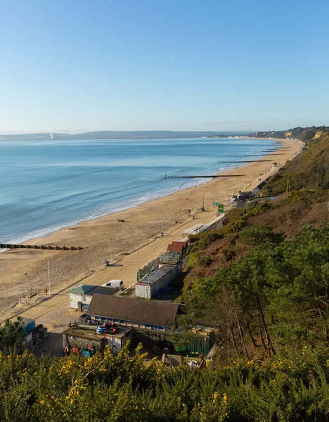 Vista al oeste de la playa de Bournemouth Dorset Inglaterra Reino Unido con cielo azul cerca de Poole conocido por sus hermosas playas de arena —  Fotos de Stock