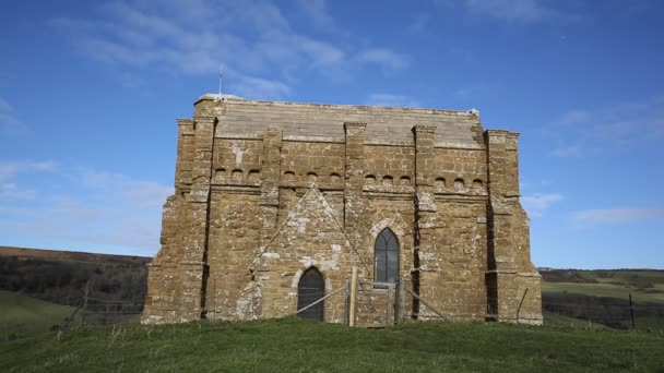 Kostel St. Catherines kaple Abbotsbury Anglie Velká Británie na kopci s výhledem na vesnici, postavený kolem roku 1400 pro poutníky opatstvím — Stock video