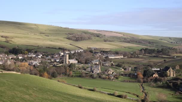 Abbotsbury εκκλησία του Αγίου Νικολάου Dorset Uk στο χωριό γνωστό για τις swannery, κήπους με υποτροπικά φυτά και ιστορικά πέτρινα κτήρια στο Jurassic Coast — Αρχείο Βίντεο