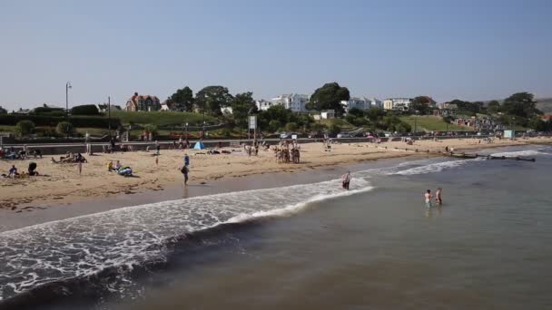 斯沃尼奇海滩与英国多塞特郡普尔和伯恩茅斯侏罗纪海岸世界遗产站点最受欢迎的南海岸旅游胜地东端附近海岸上波 — 图库视频影像