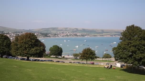 Bahía de Swanage y costa Dorset Inglaterra costa sur del Reino Unido cerca de Poole y Bournemouth PAN — Vídeos de Stock