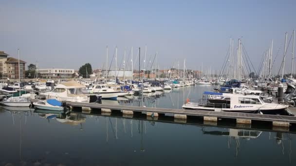 North Quay Weymouth Dorset UK с лодками и яхтами в спокойный летний день с голубым небом — стоковое видео