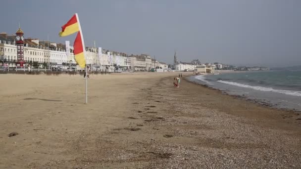 Weymouth beach Velká Británie v pozdním létě oblíbeným letoviskem na jižním pobřeží — Stock video