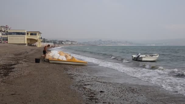 Pedalos na praia de Weymouth Dorset Reino Unido no final do verão destino turístico popular na costa sul — Vídeo de Stock