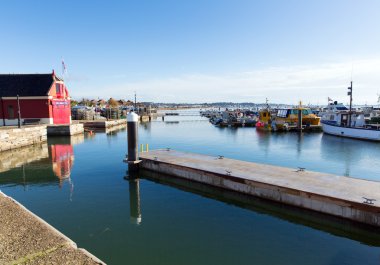 Poole harbour ve quay Dorset İngiltere İngiltere ile mavi gökyüzü ile güzel bir sakin gün gemilerde