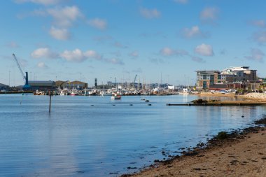 Poole harbour ve quay Dorset İngiltere İngiltere ile deniz ve kum mavi gökyüzü ve beyaz bulutlar güzel bir gün