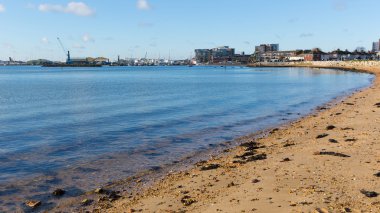 Poole harbour ve quay Dorset İngiltere İngiltere deniz ve kum ile doğru mavi gökyüzü ile güzel bir gün görüntüleyin