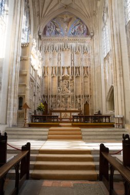 Kilise iç sunak giden adımları ile