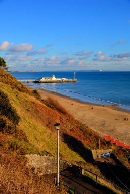 Bournemouth beach iskelesinden ve sahil yakınında güzel kumlu plajları mavi gökyüzü ile bilinen Poole Dorset İngiltere İngiltere