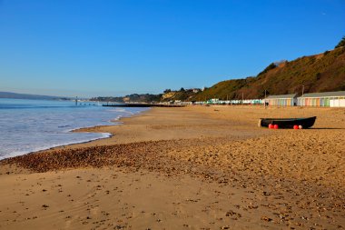 Bournemouth plaj ve sahil yakınında güzel kumlu plajları mavi gökyüzü ile bilinen Poole Dorset İngiltere İngiltere tekne
