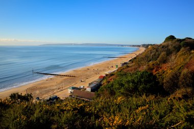 Batı görünüm Bournemouth plaj ve sahil yakınında güzel kumlu plajları mavi gökyüzü ile bilinen Poole Dorset İngiltere İngiltere
