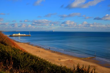 Bournemouth beach iskelesinden ve sahil yakınında güzel kumlu plajları mavi gökyüzü ile bilinen Poole Dorset İngiltere İngiltere