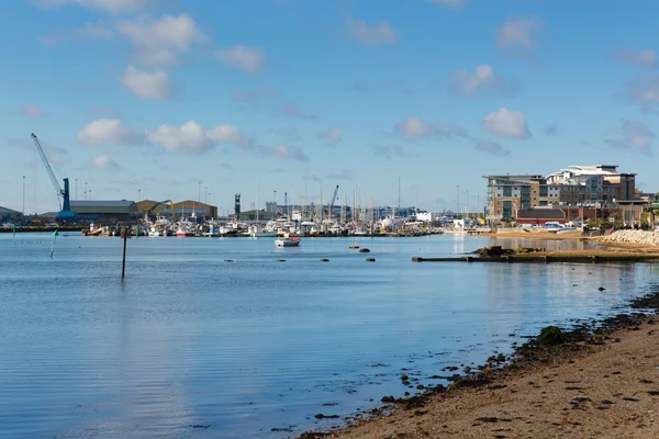 Poole port et quai Dorset Angleterre Royaume-Uni avec mer et sable par une belle journée avec ciel bleu et nuages blancs — Photo