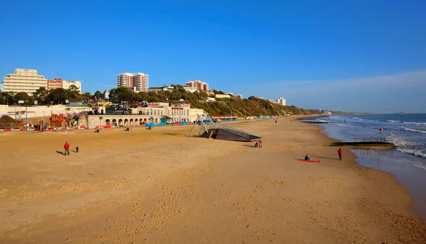 Bournemouth strand en Kust Dorset Engeland Verenigd Koninkrijk in de buurt van Poole bekend voor prachtige zandstranden met blauwe hemel — Stockfoto