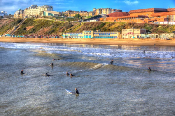 Surfistas Bournemouth praia Dorset Inglaterra Reino Unido como uma pintura em cores vivas HDR — Fotografia de Stock