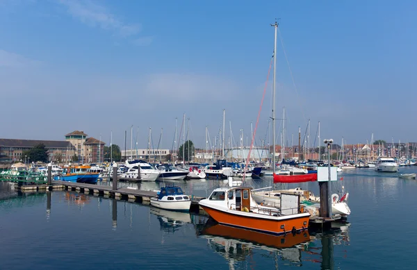 С голубым небом сказать Северной набережной Weymouth Марина Dorset Великобритании на красивые летние — стоковое фото