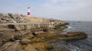 Portland Bill deniz feneri Isle of Portland Dorset İngiltere İngiltere tarafından adanın güneyinde yelkenli tekne