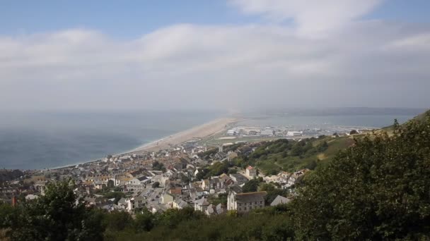 Vista sobre Weymouth Portland y la playa de Chesil Dorset Inglaterra Reino Unido cielo azul y nubes en el verano — Vídeo de stock