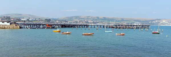 Panorama de Swanage porto e molhe Dorset Inglaterra Reino Unido com mar e costa em um belo dia de verão — Fotografia de Stock
