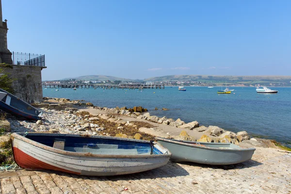 Barcos Swanage Dorset Inglaterra Reino Unido com mar e costa em um belo dia de verão — Fotografia de Stock