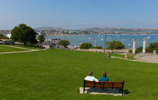 Paar genießt die Aussicht swanage dorset england uk — Stockfoto