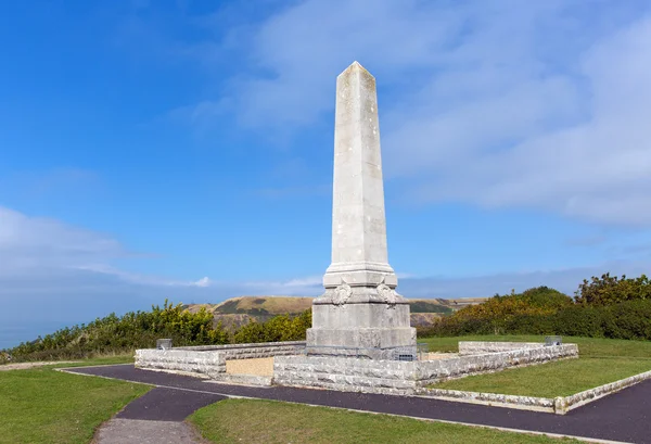 Portland Cenotaph oorlogsmonument Isle of Portland Dorset, Engeland uk met uitzicht op Chesil Beach gewijd aan lokale soldaten die tijdens de beide oorlogen stierven — Stockfoto