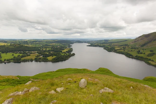 Vista elevada de Ullswater Lake District Cumbria Inglaterra Reino Unido de Hallin Fell no verão — Fotografia de Stock