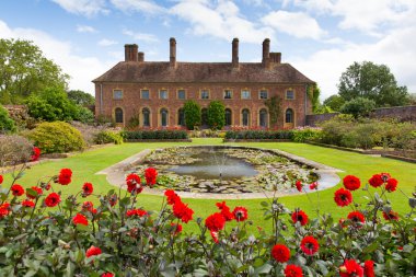 House Barrington mahkeme Ilminster Somerset İngiltere İngiltere ile Lily Gölet bahçe ve kırmızı dahlias yakınındaki yürüdü