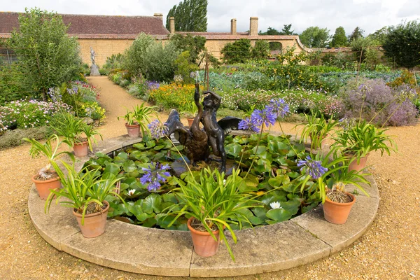 Wasserspiel in Gärten am Barrington Court in der Nähe von Westminster Purzelbaum England uk tudor Manor House — Stockfoto