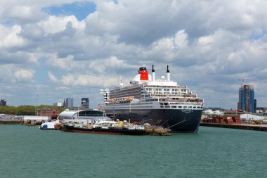 Queen Mary 2 okyanus gidiş transatlantik gemisi ve cruise gemi Southampton Dock İngiltere İngiltere, mavi gökyüzü ile sakin gün yaz aylarında