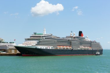 Kraliçe Victoria gemisi Southampton Dock İngiltere İngiltere, mavi gökyüzü ile sakin gün yaz aylarında