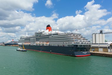 Kraliçe Victoria gemisi Southampton Dock İngiltere İngiltere, mavi gökyüzü ile sakin gün yaz aylarında