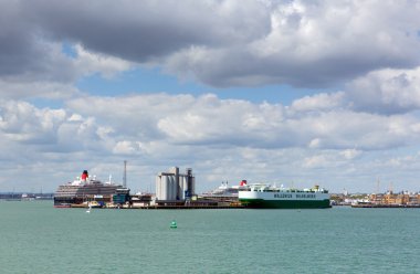 Sakin yaz gününde büyük cruise gemi ve kargo gemisi ile Southampton Dock görmek