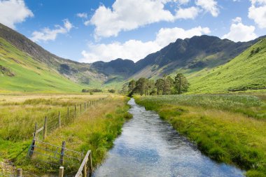 Haystacks dağ üzerinden Buttermere İngiltere'de Cumbrian Lake District Peggys Köprüsü'nden