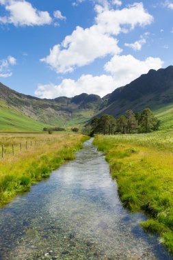 Lake District kırsal görünümü ve nehir Haystacks dağdan Buttermere İngiltere'de Cumbria