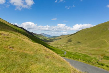 Lake District Vadisi ve dağ Buttermere ve Keswick Cumbria İngiltere İngiltere mavi gökyüzü ve bulutlar ve gölgeler arasında