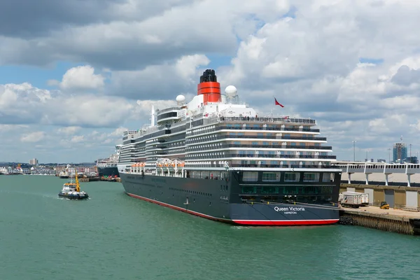 Queen victoria kreuzfahrtschiff in southampton docks england uk im sommer an einem ruhigen tag mit blauem himmel — Stockfoto