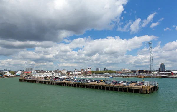 Vue sur Southampton Docks par une journée d'été calme — Photo